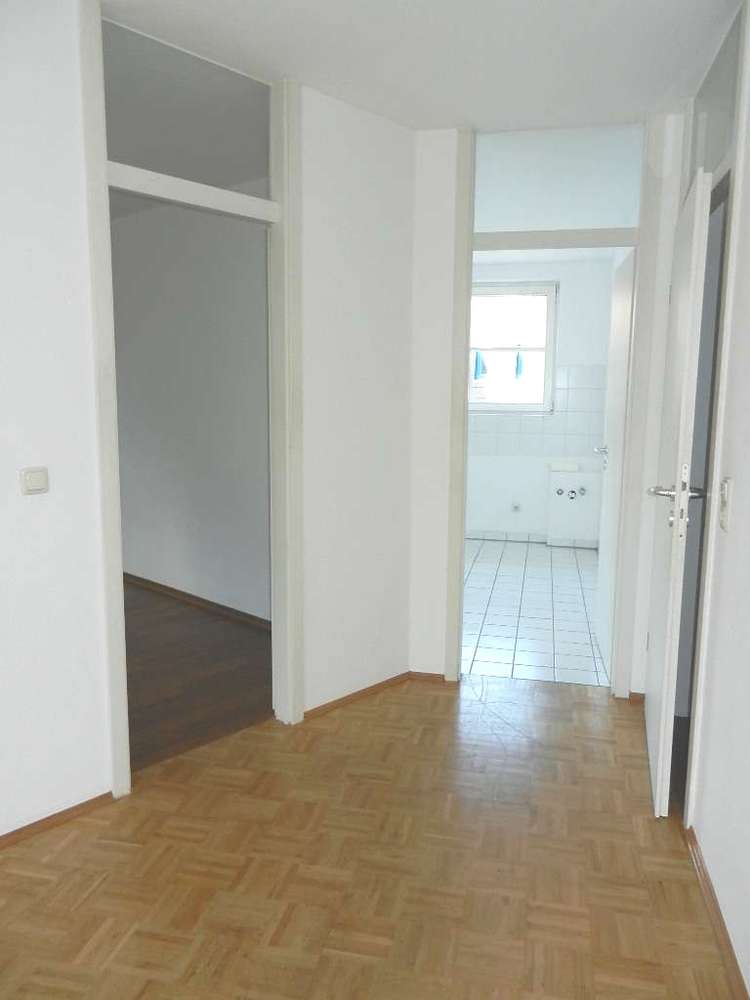 Flur mit Blick in Küche und Schlafzimmer