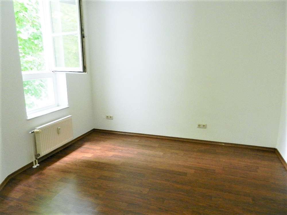 Schlafzimmer mit Laminatboden
